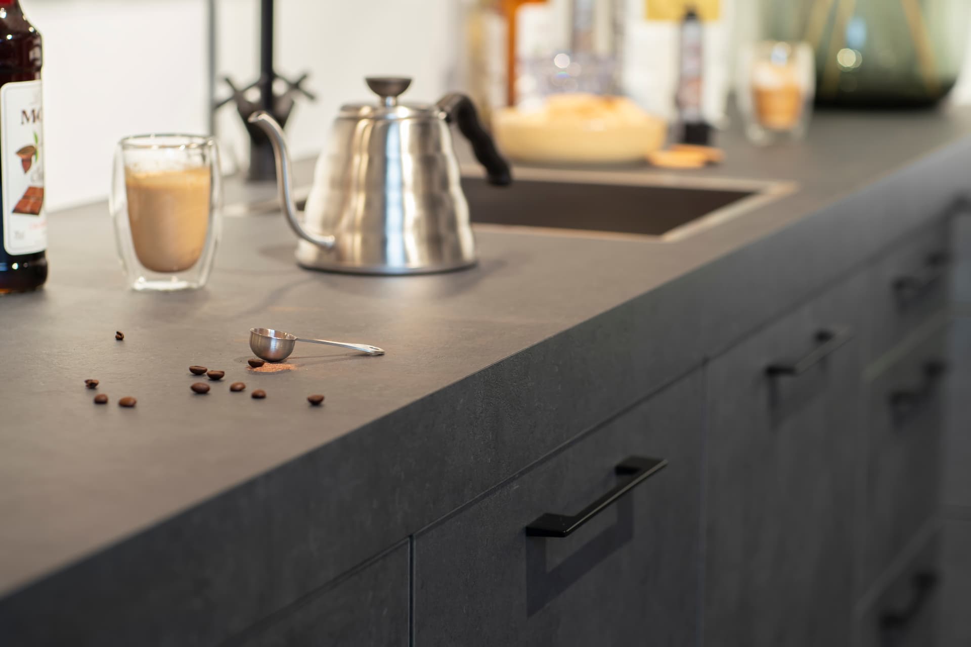 Kopie van 20220123 Tulp Middelburg - kooi 119 - Detail 1.jpg Antracieten keuken met een zwart werkblad en grepen