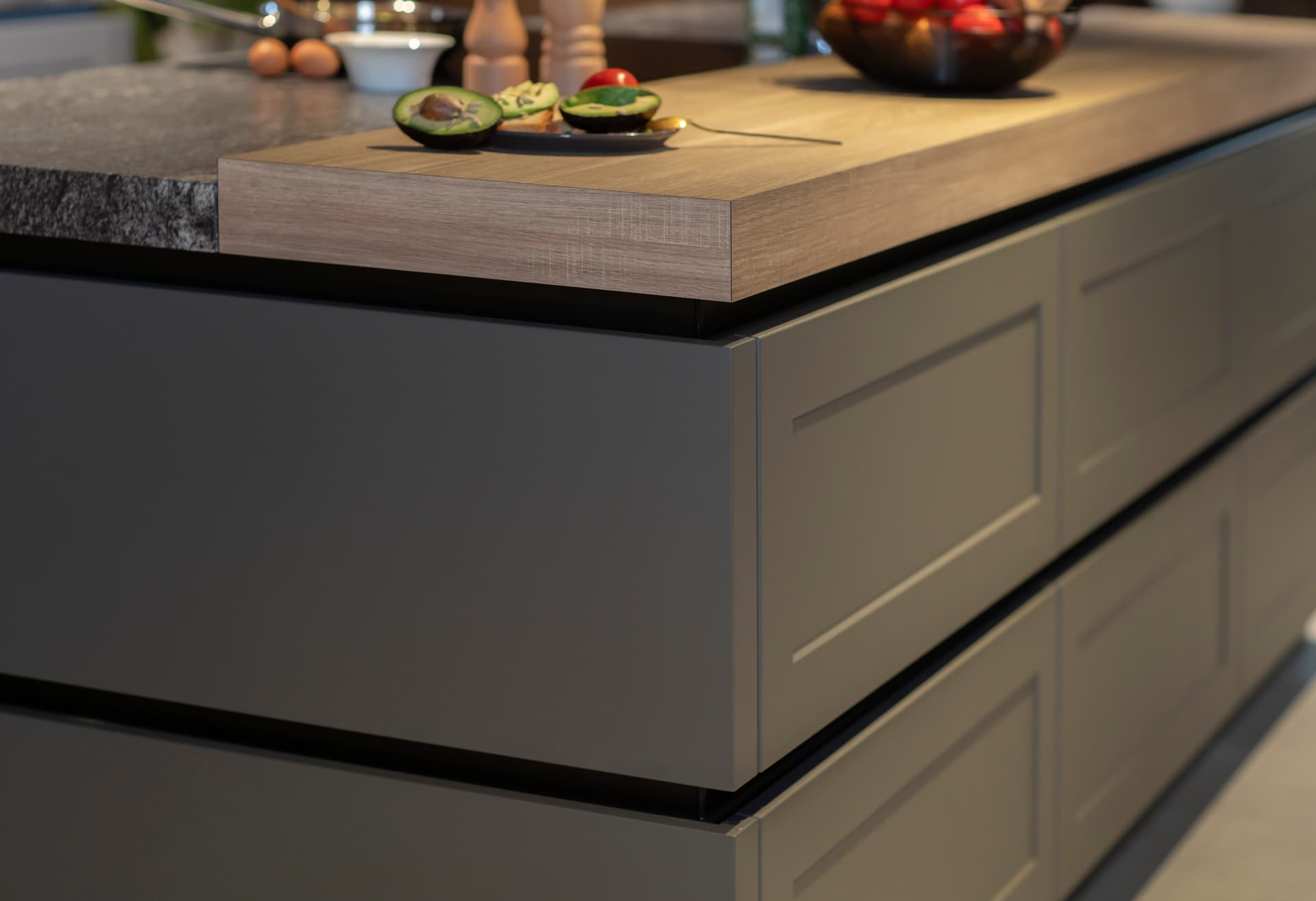Kopie van 20220123 Tulp Middelburg - kooi 122 - detail 1 (1).jpg Antraciete keuken met een hout werkblad