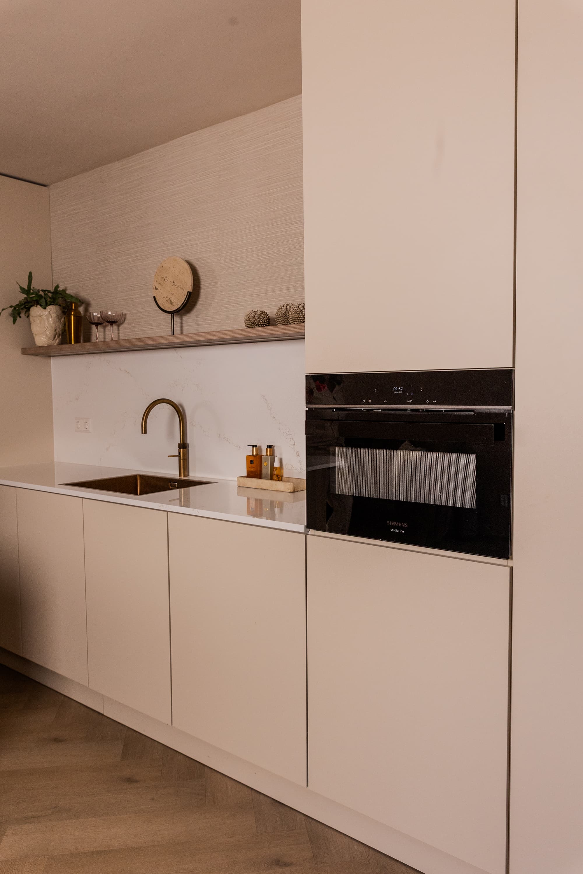 Kastenwand met beige fronten