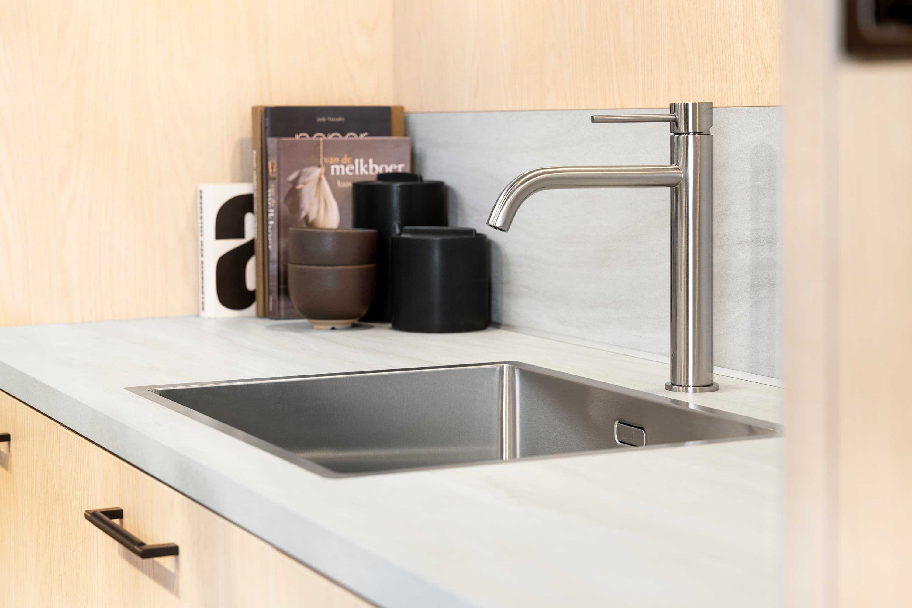 Spoelbak en kraan in houten keuken