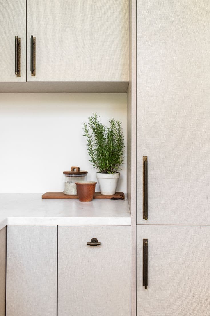 Linnen 1.jpg Licht houten keukenkasten met zwarte grepen