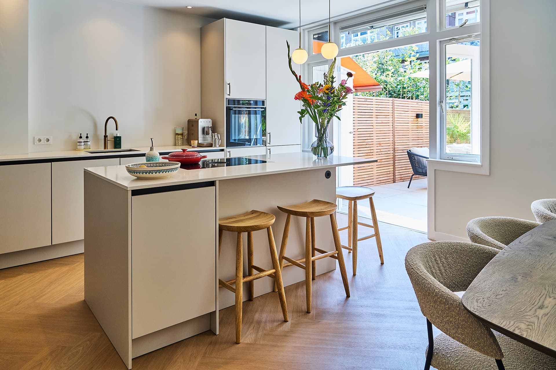 Moderne-eilandkeuken.jpg Moderne keuken met kookeiland