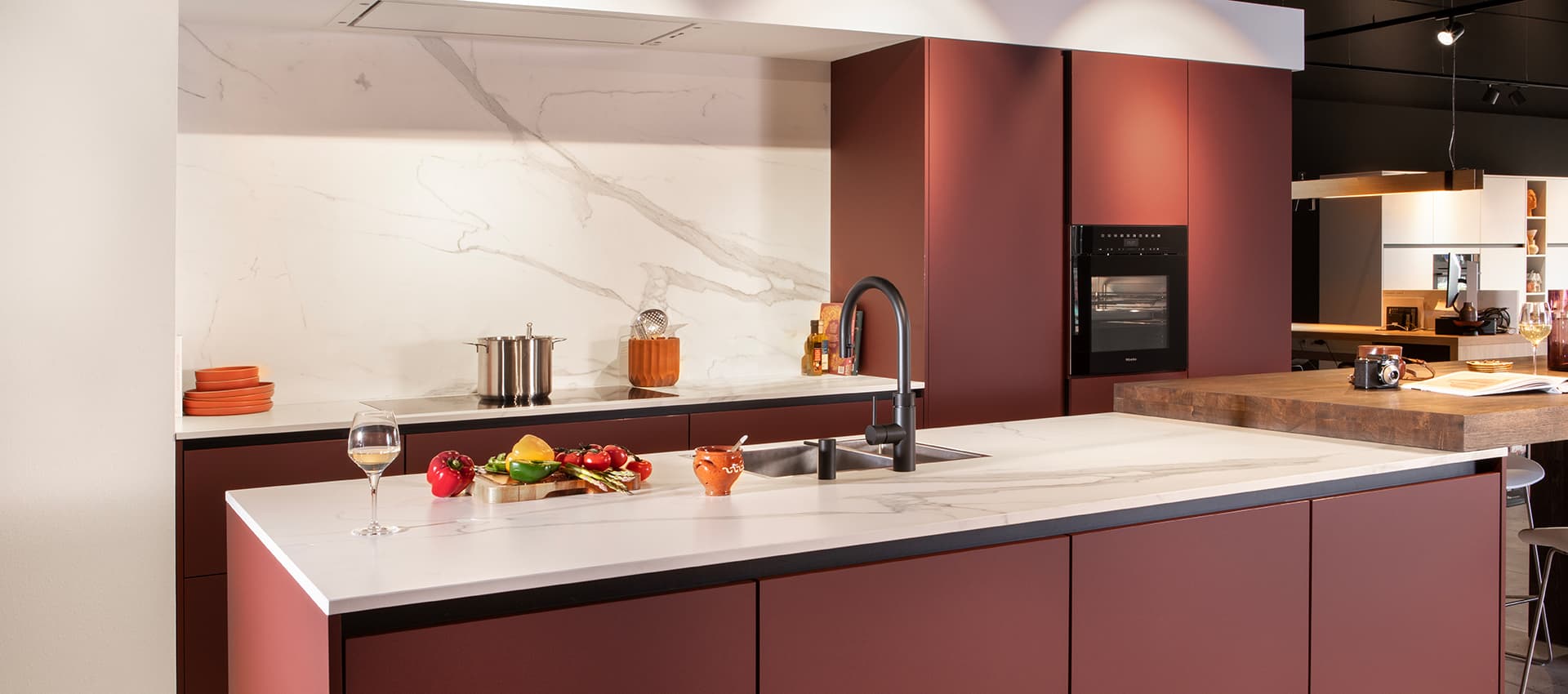Rode eilandkeuken met bar