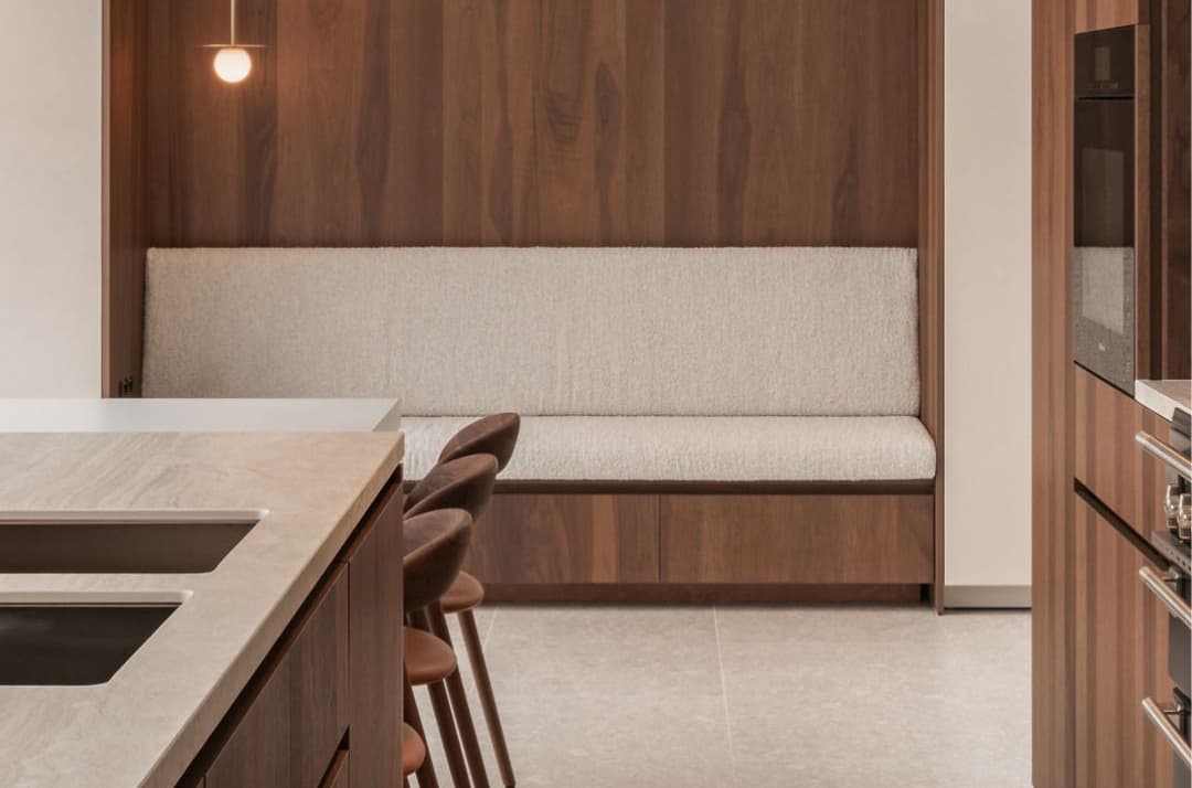 Walnoot 3.jpg donker houten keuken met beige marmer werkblad