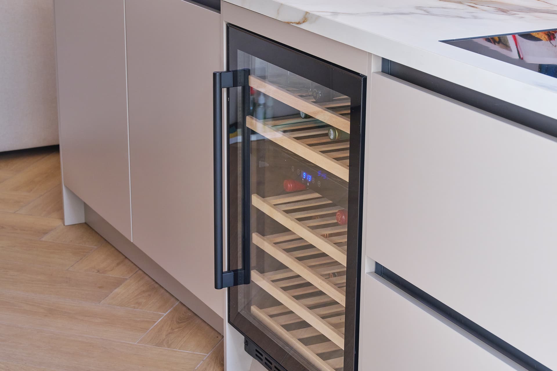 Wijnklimaatkast-in-beige-keuken.jpg Wijnklimaatkast in beige keuken
