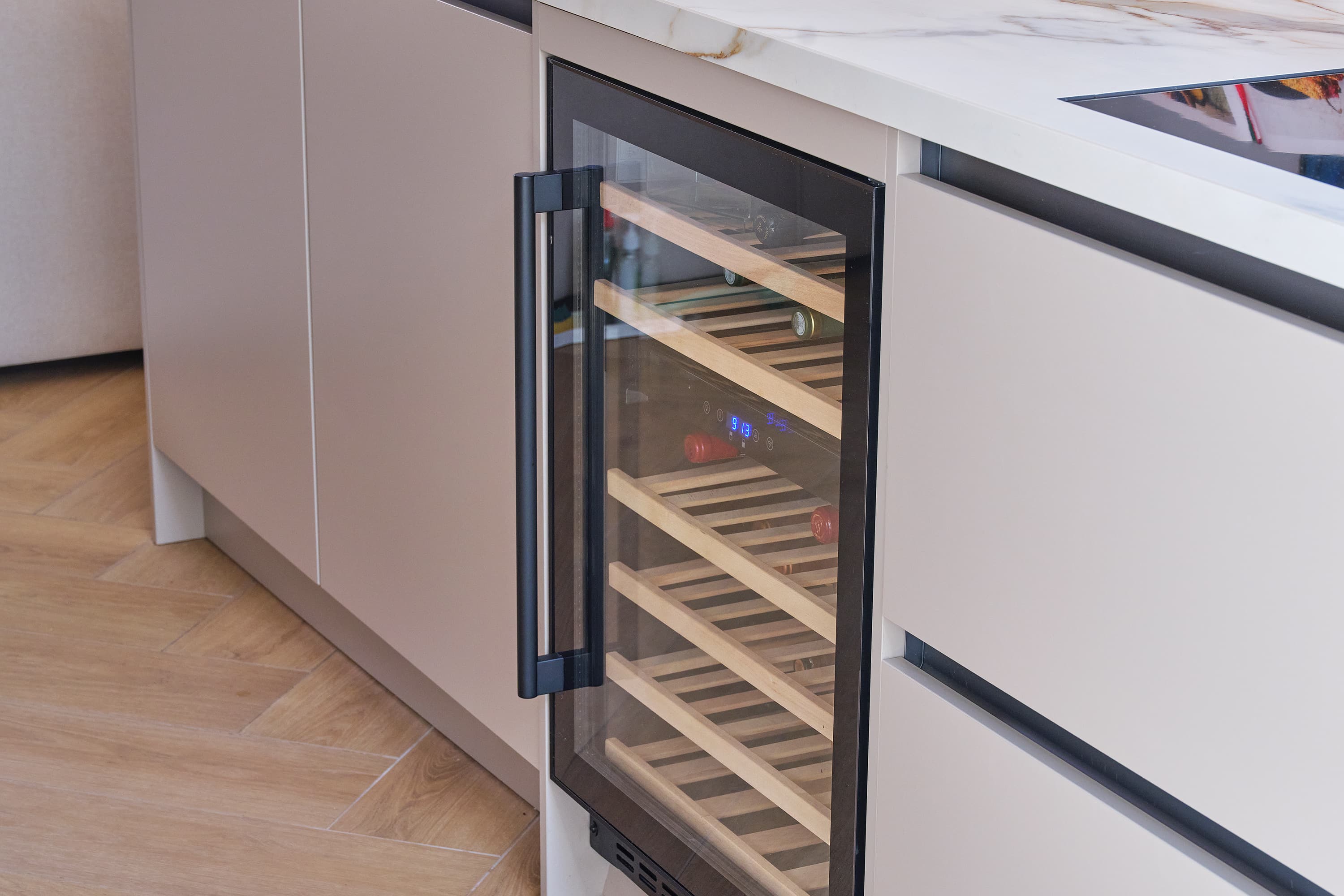 Wijnklimaatkast in beige keuken