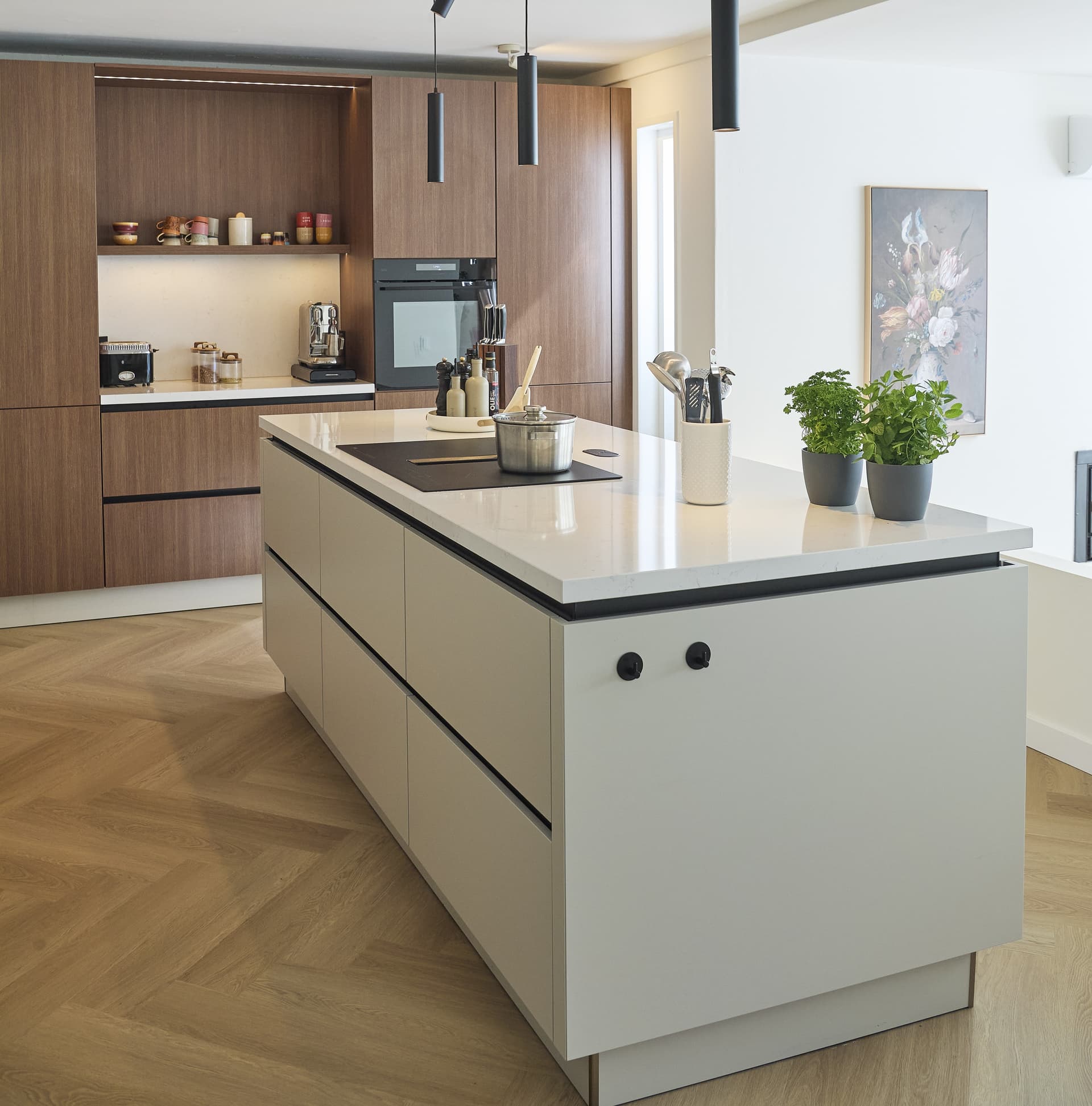 hoge-keukenkasten-eilankeuken.jpg Donker eikenhouten hoge keukenkasten met een grijs eilandblok