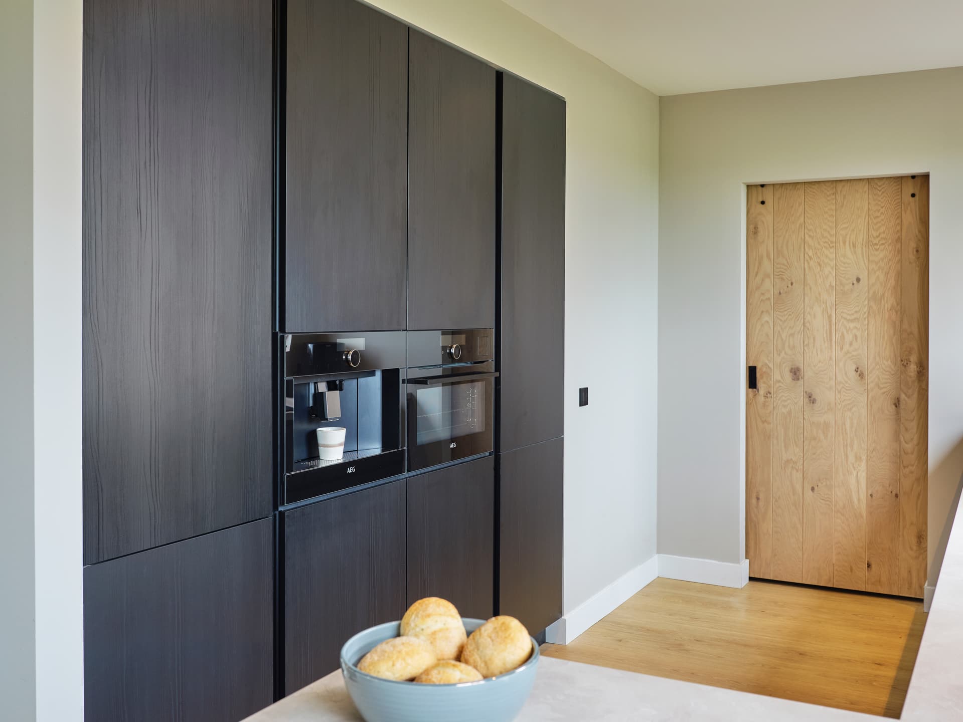 keukenkasten-tot-het-plafond-zwart-hout.jpg Zwart houten hoge keukenkasten