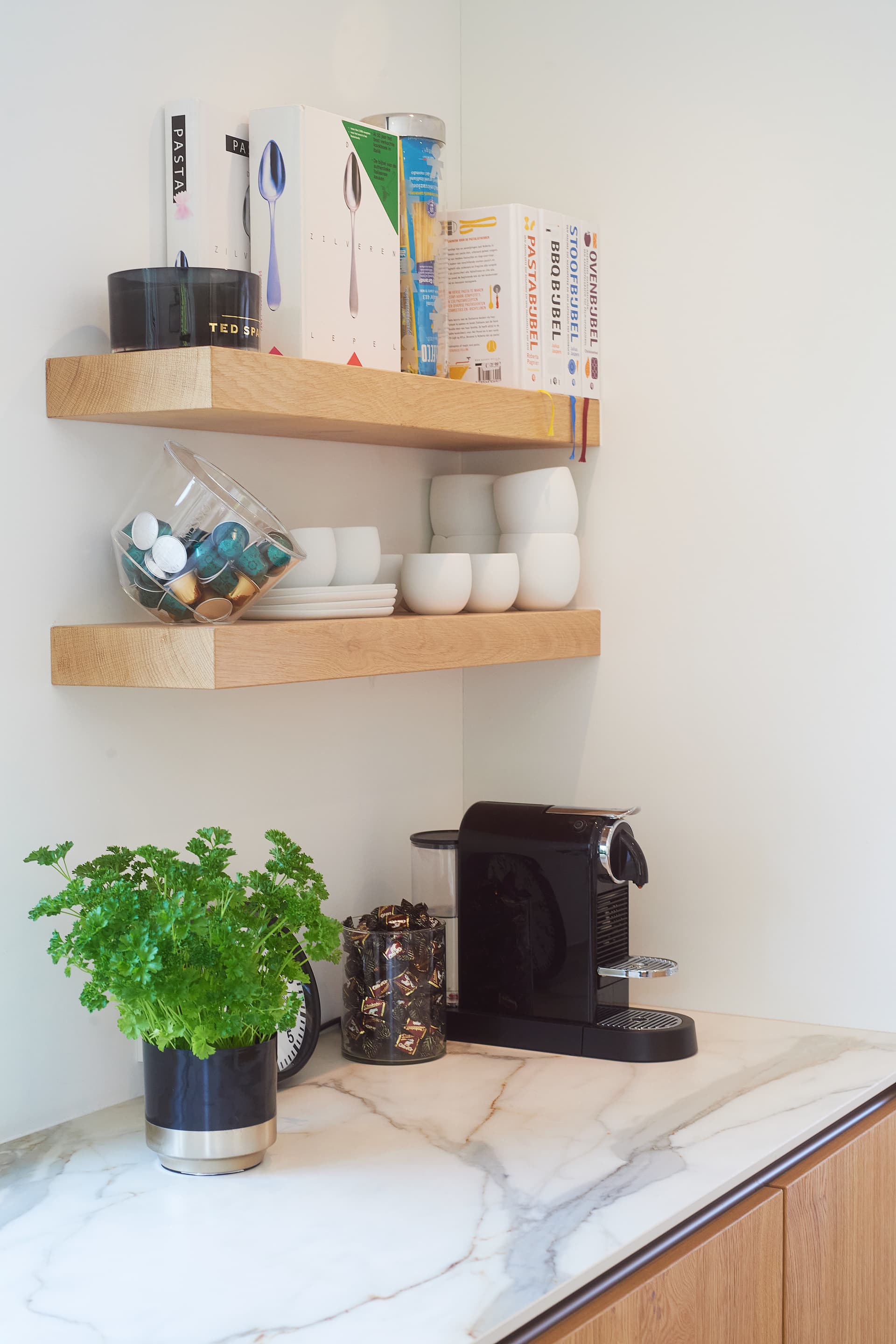 wandplanken-in-de-keuken-hout.jpg Houten wandplankjes