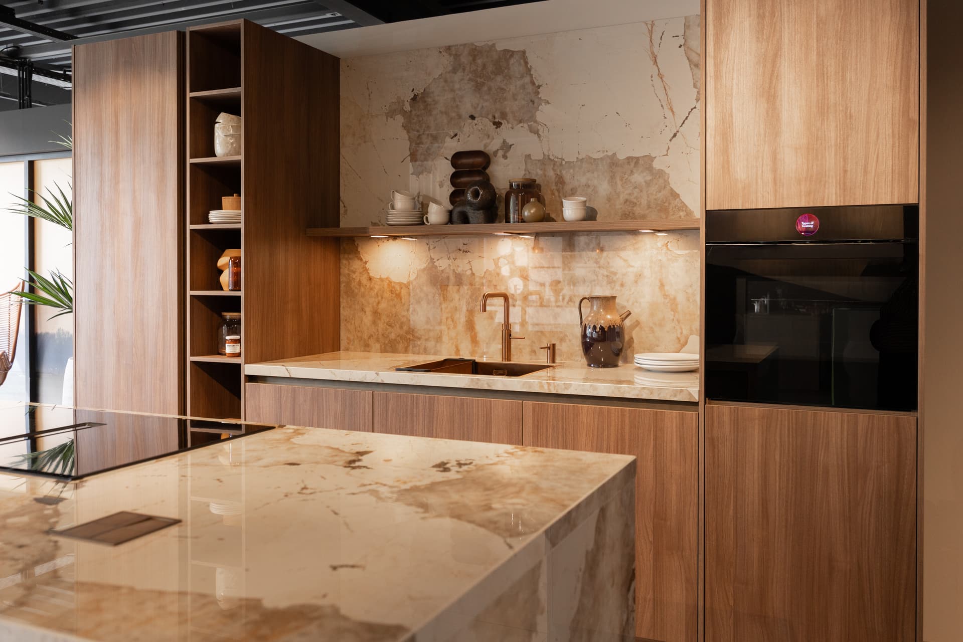 wandplanken-in-de-keuken.jpg Donker eikenhouten eilandkeuken met wandplank
