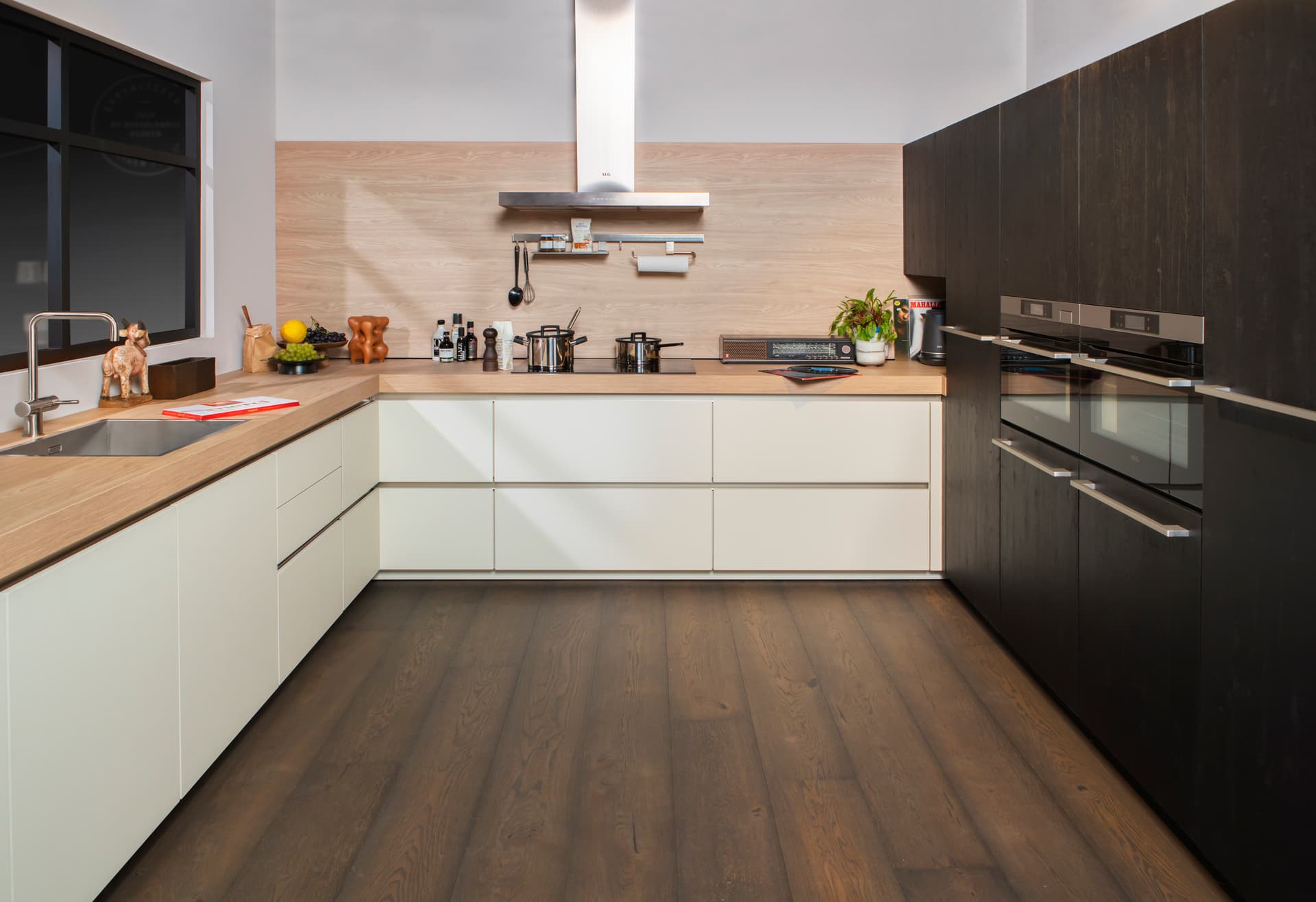 20230110 Tulp Middelburg - kooi 113 - shaded wit - eiken hout zwart - totaal.jpg Witte u keuken met licht hout werkblad en donker houte hoge kaste aan een kant