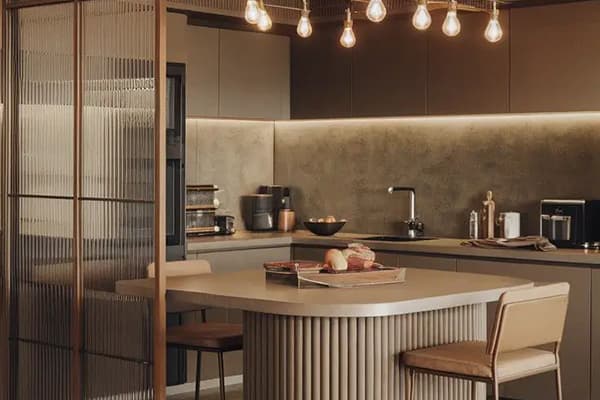 Beige-keuken-met-afgeronde-hoeken-en-glas.jpg