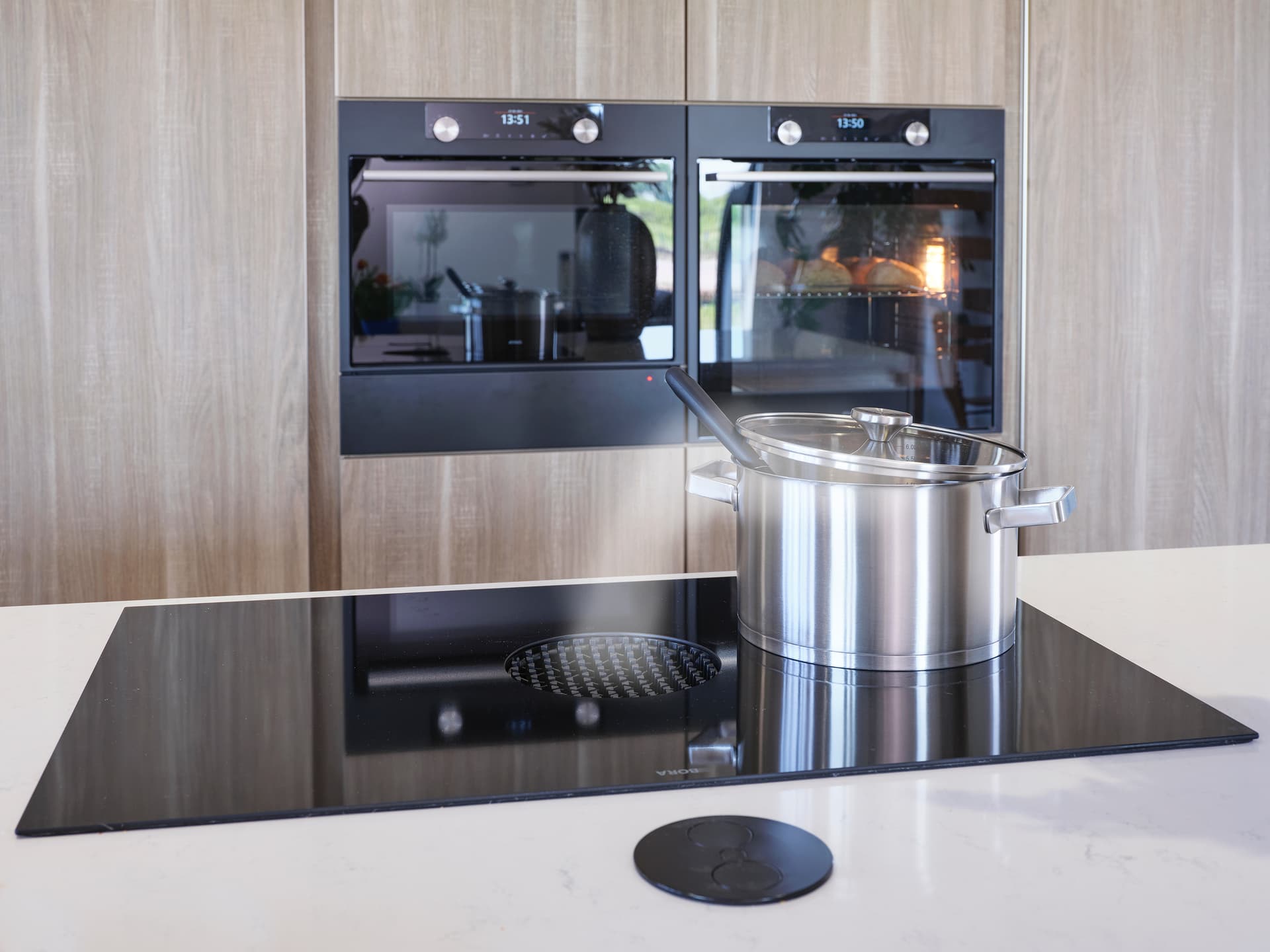 Bora-kookplaat-met-kookveldafzuiging-in-keuken-wit-met-hout.jpg Bora kookplaat met kookveldafzuiging