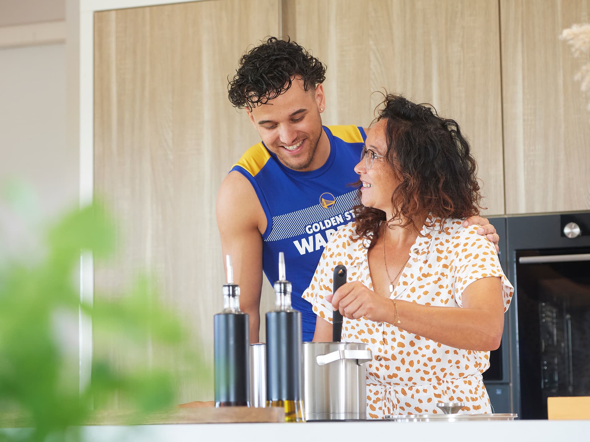 Gezin-aan-het-koken-in-keuken.jpg Gezin kokend in keuken