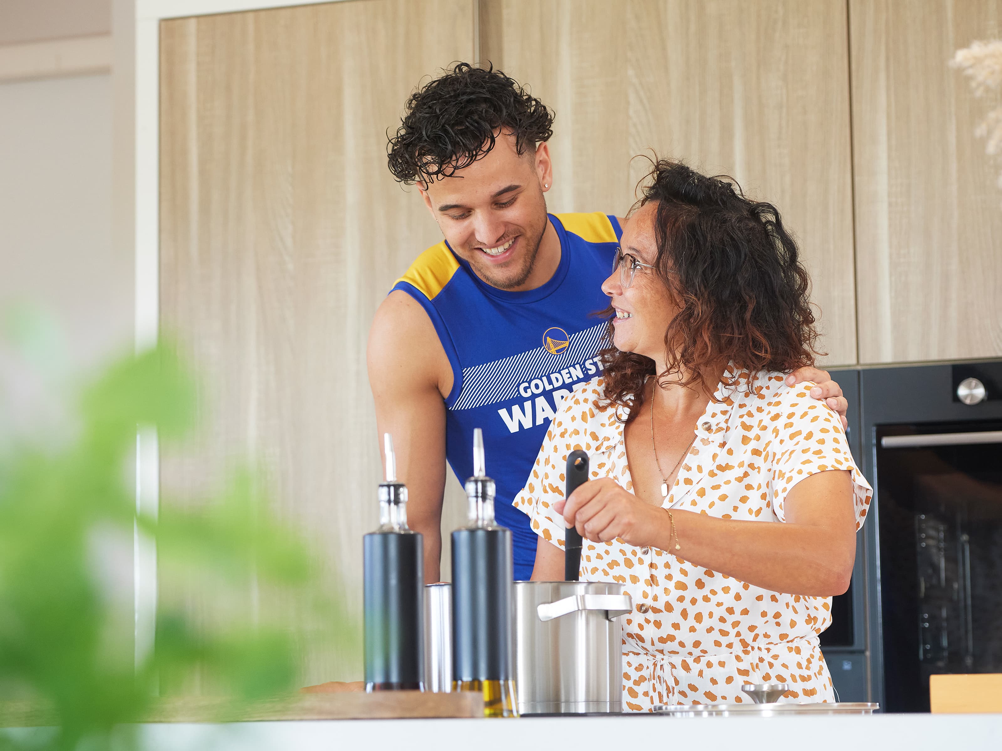 Gezin kokend in keuken