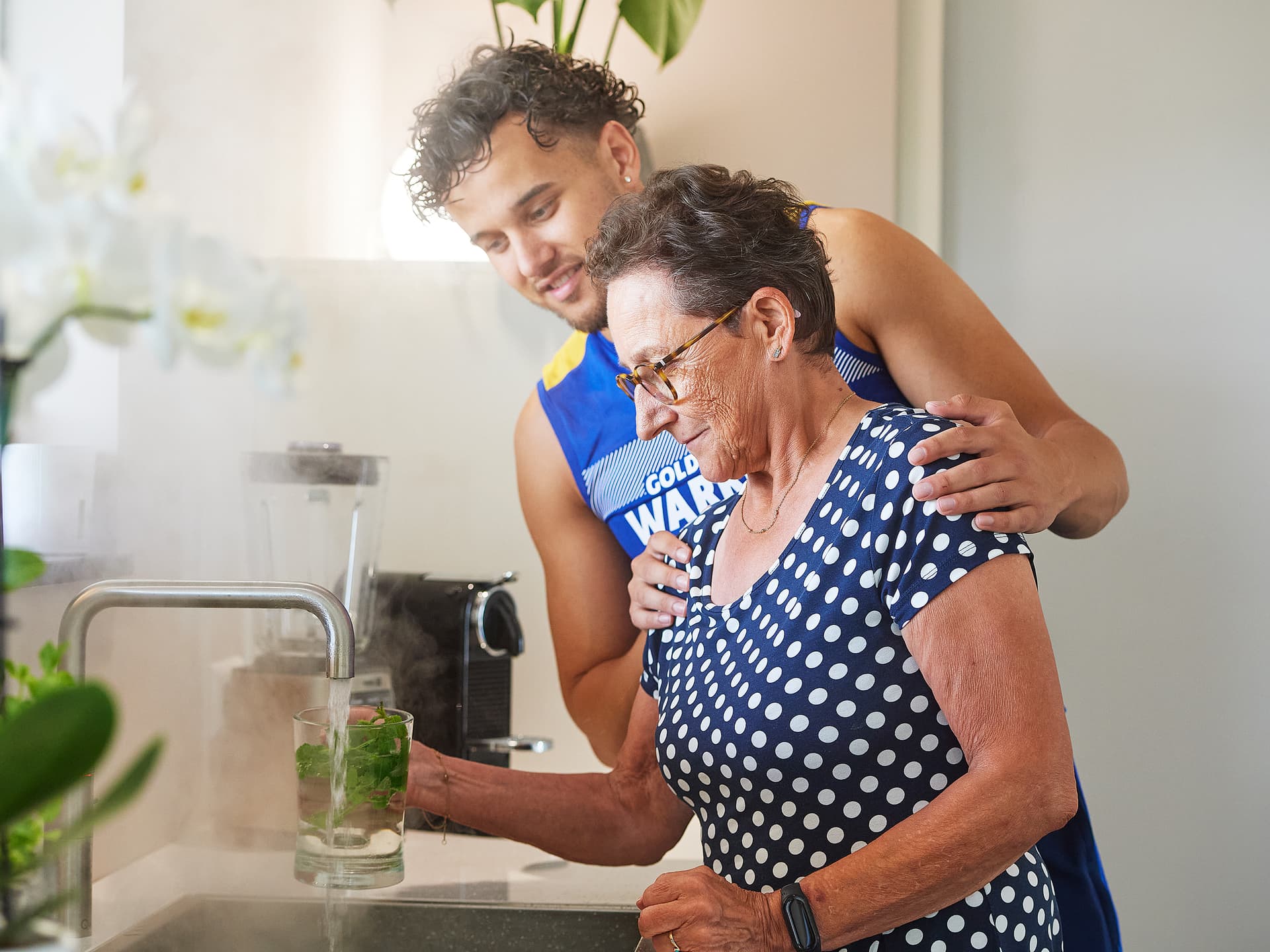 Gezin-dat-gebruik-maakt-van-kokend-water-kraan.jpg Quooker kokend water kraan