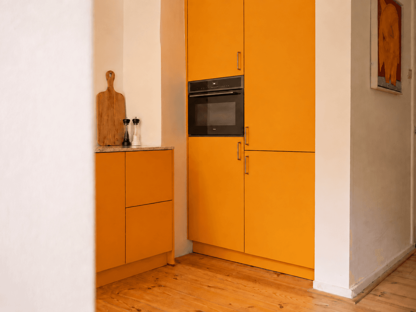 Kopie van 19.png Gele Tulp keuken met grijs keukenblad en oven