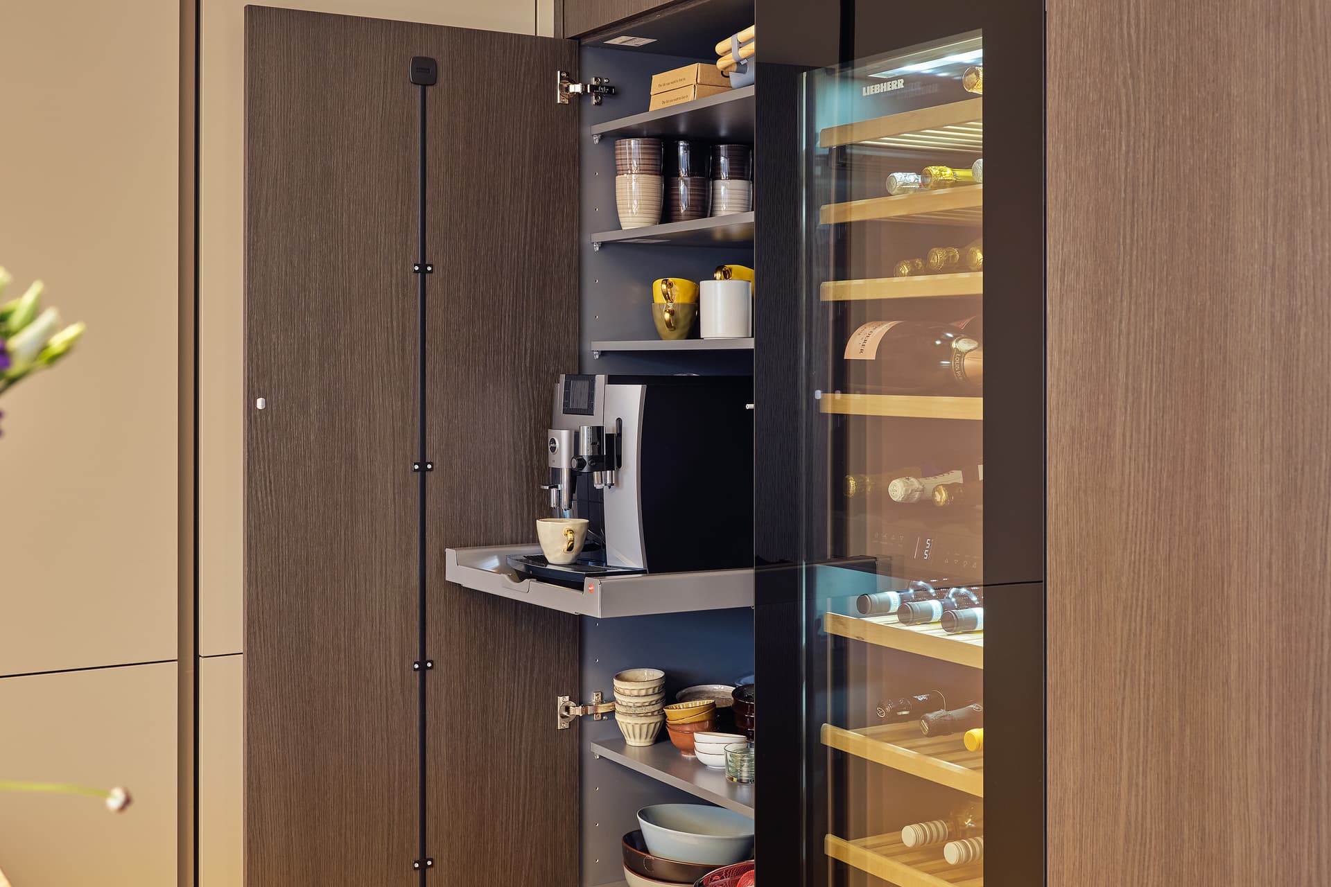 Kopie-van-Binnenkijker-Tulp-Bas-en-Pleun-Rijken-Vlijmen-7.jpg Voorraadkast met koffiemachine