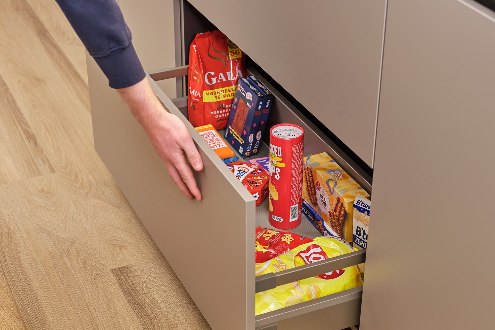 Kopie-van-Binnenkijker-Tulp-Ivan-Rijerkerk-Zwijndrecht-One-touch-ladenkast-2.jpg Lade in kookeiland