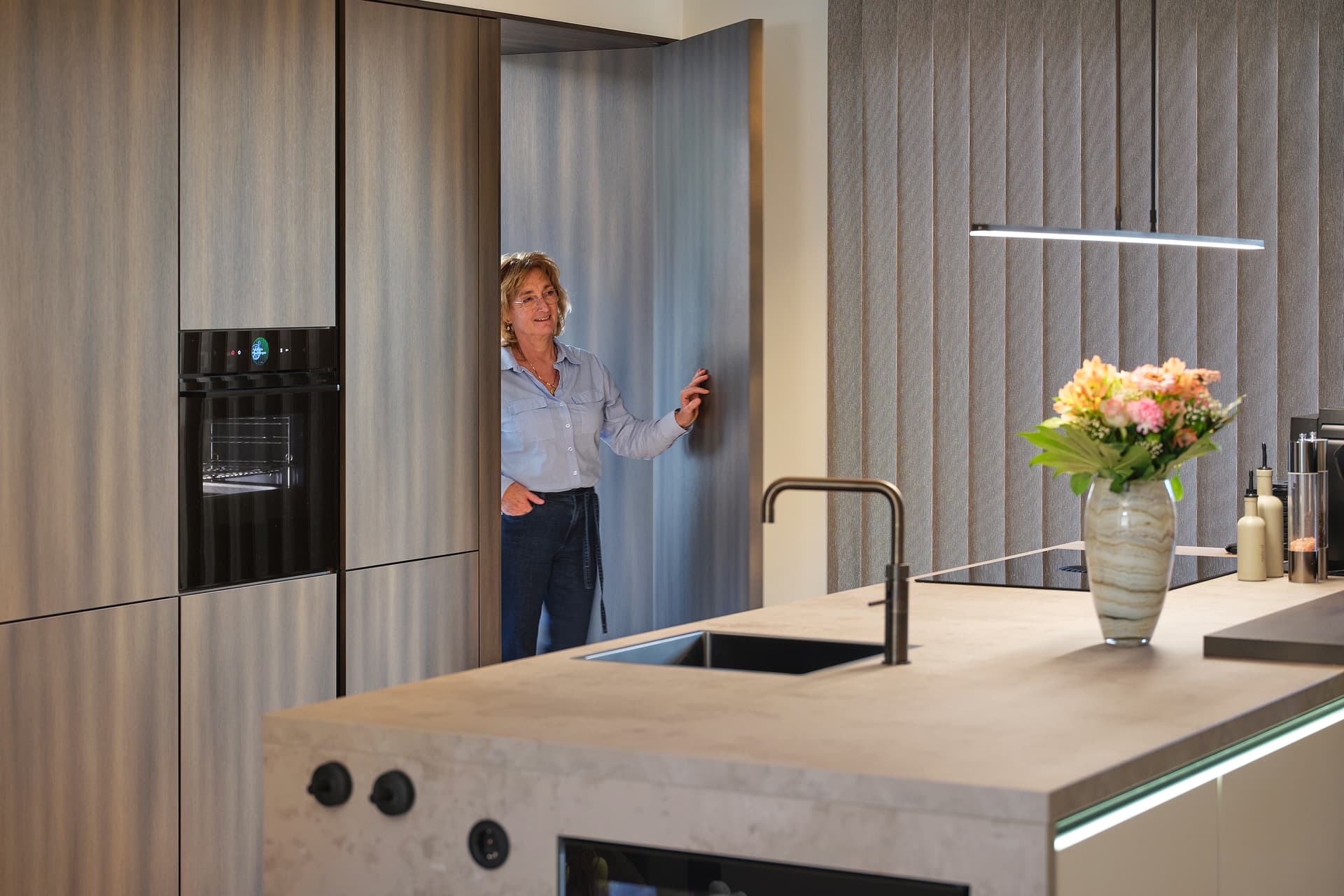 Kopie-van-Binnenkijker-Tulp-Jos-Meeuwse-Arnemuiden--5.jpg Vrouw in doorgang naar keuken