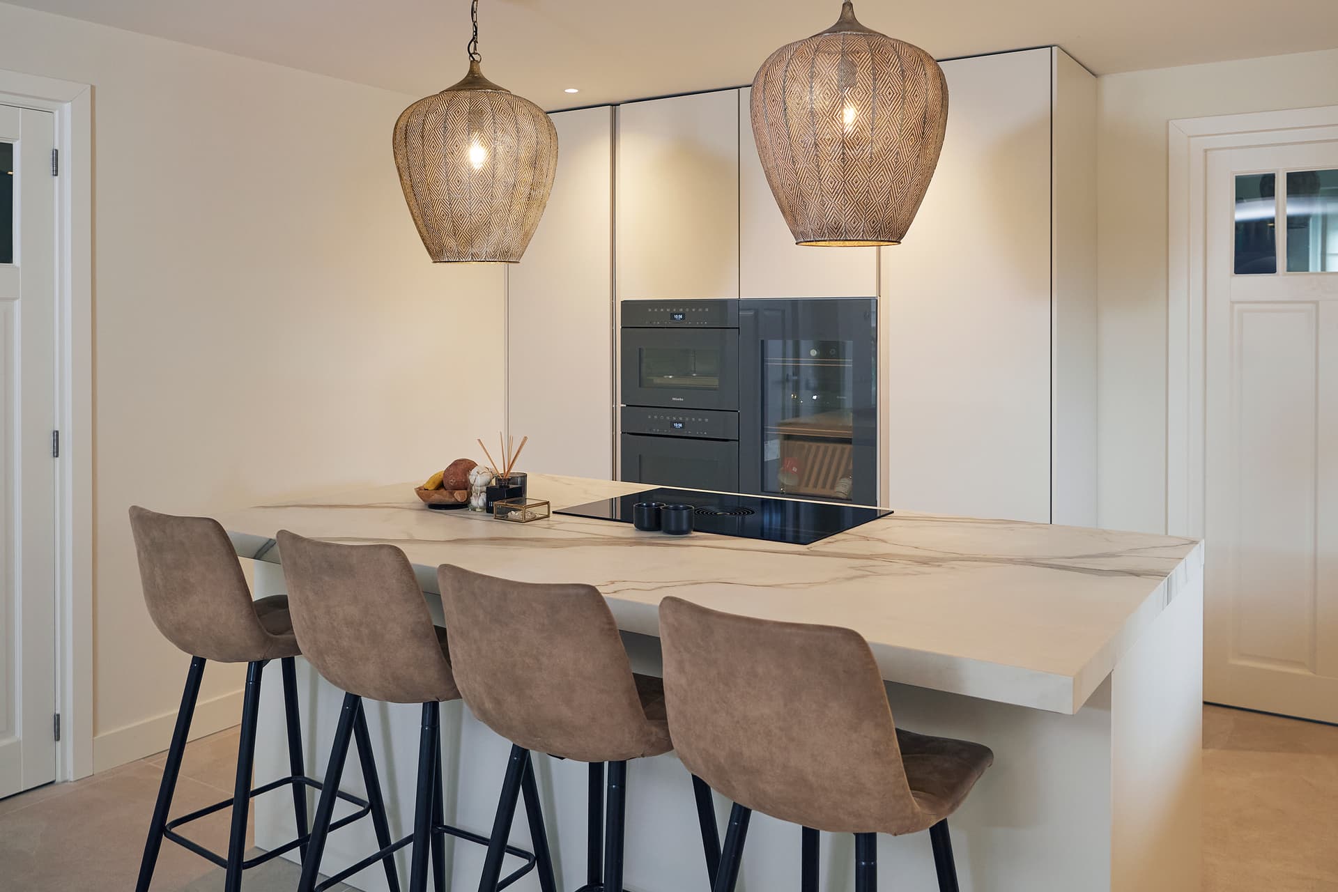 Kopie-van-Binnenkijker-Tulp-Maartje-Paumen-Haaren-2.jpg Beige eilandkeuken met bar
