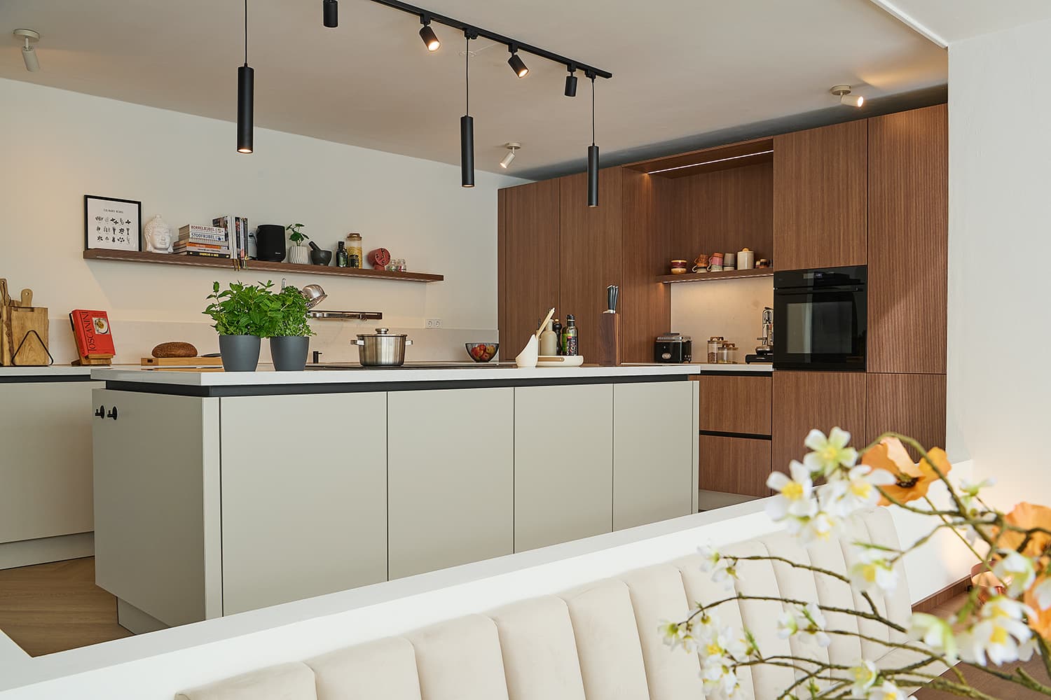 Kopie-van-Binnenkijker-Tulp-Mack-Terneuzen-8423.jpg Beige met houten eilandkeuken