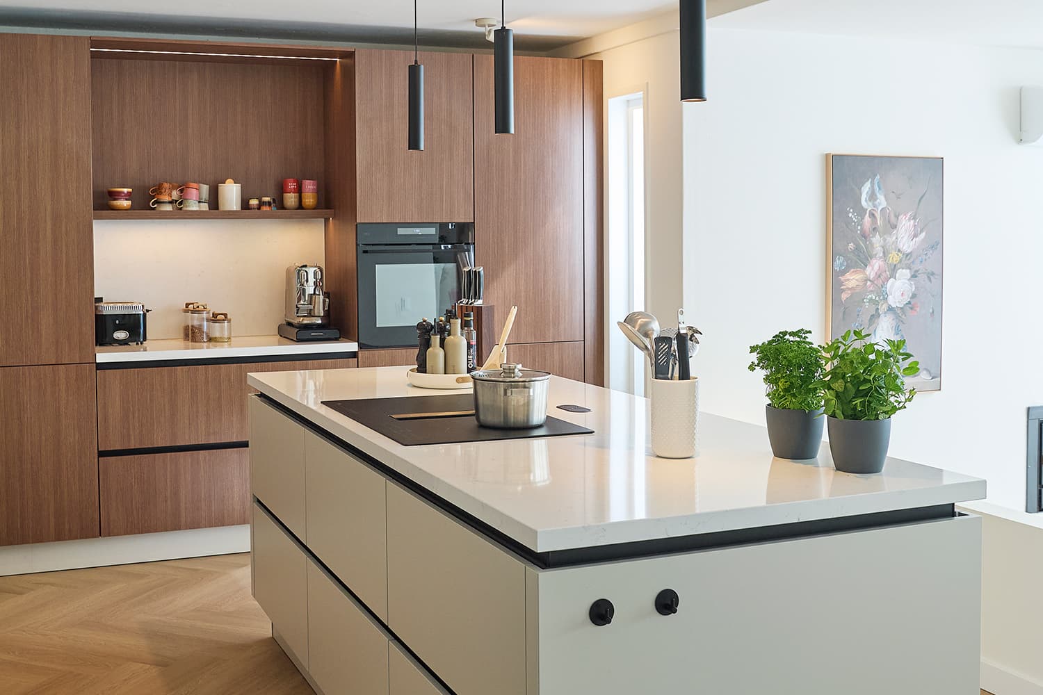 Kopie-van-Binnenkijker-Tulp-Mack-Terneuzen-8435-(1).jpg Keuken met kookeiland en kastenwand