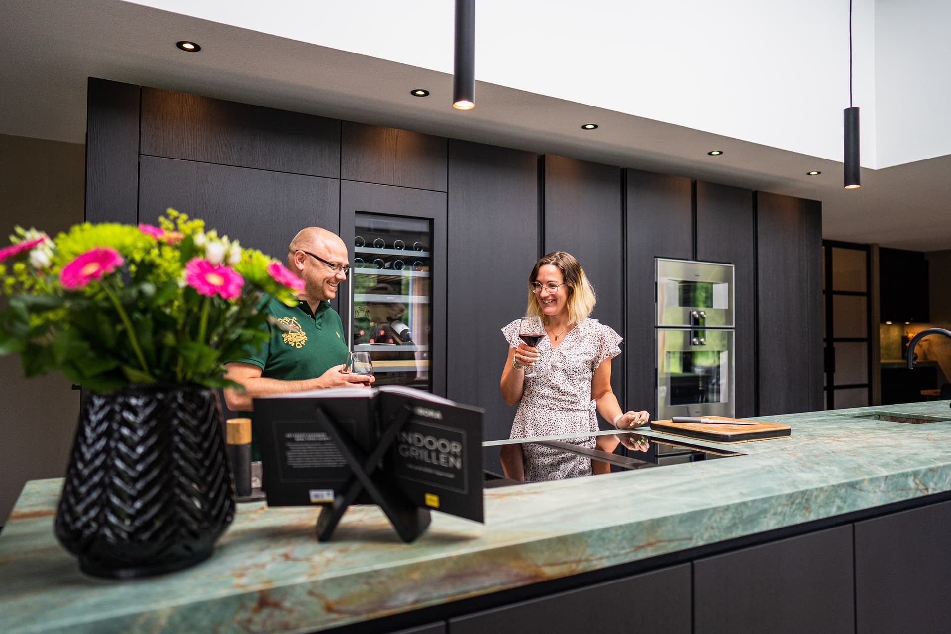 Maatwerk-keuken-met-groot-kookeiland-met-bar.jpg Maatwerk keuken