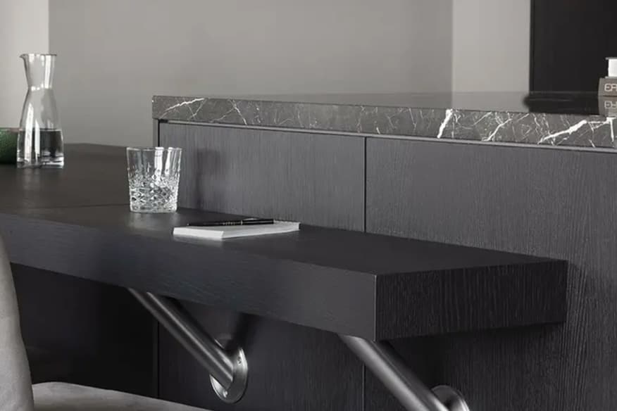 Zwarte-keuken-met-tafel-doorlopend-in-kastjes.jpg Zwarte keuken