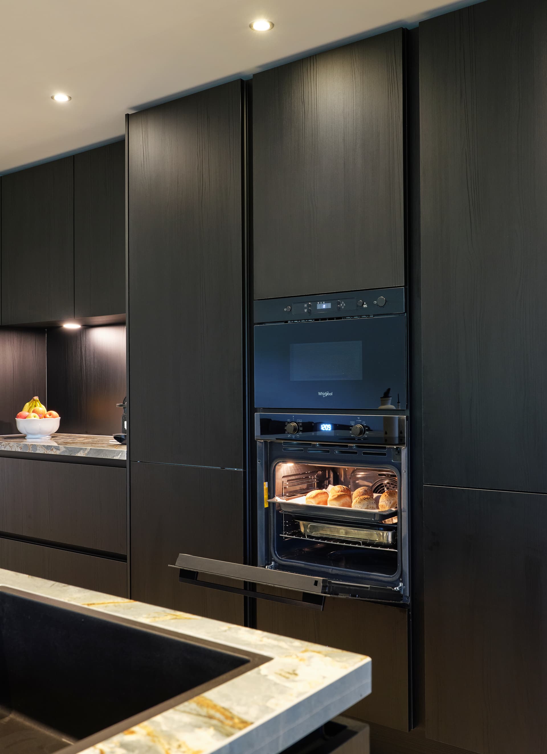 keukenkasten-tot-het-plafond-ovens.jpg Twee zwarte ovens in hoge zwart houten keukenkasten