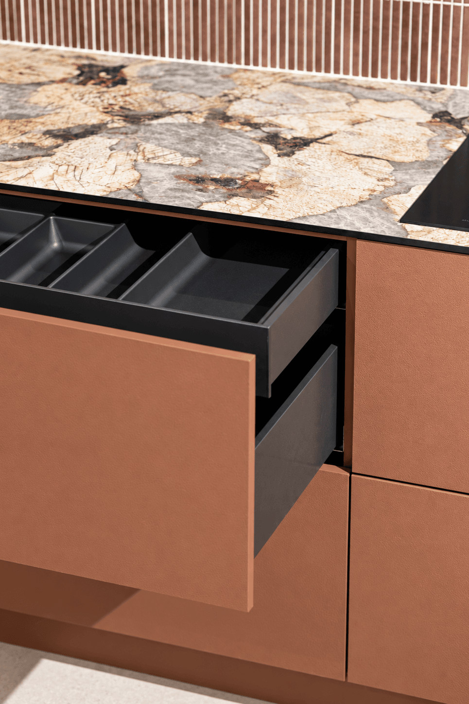 nieuwste-keukentrends-besteklades.png Besteklades in cognac kleurige keuken
