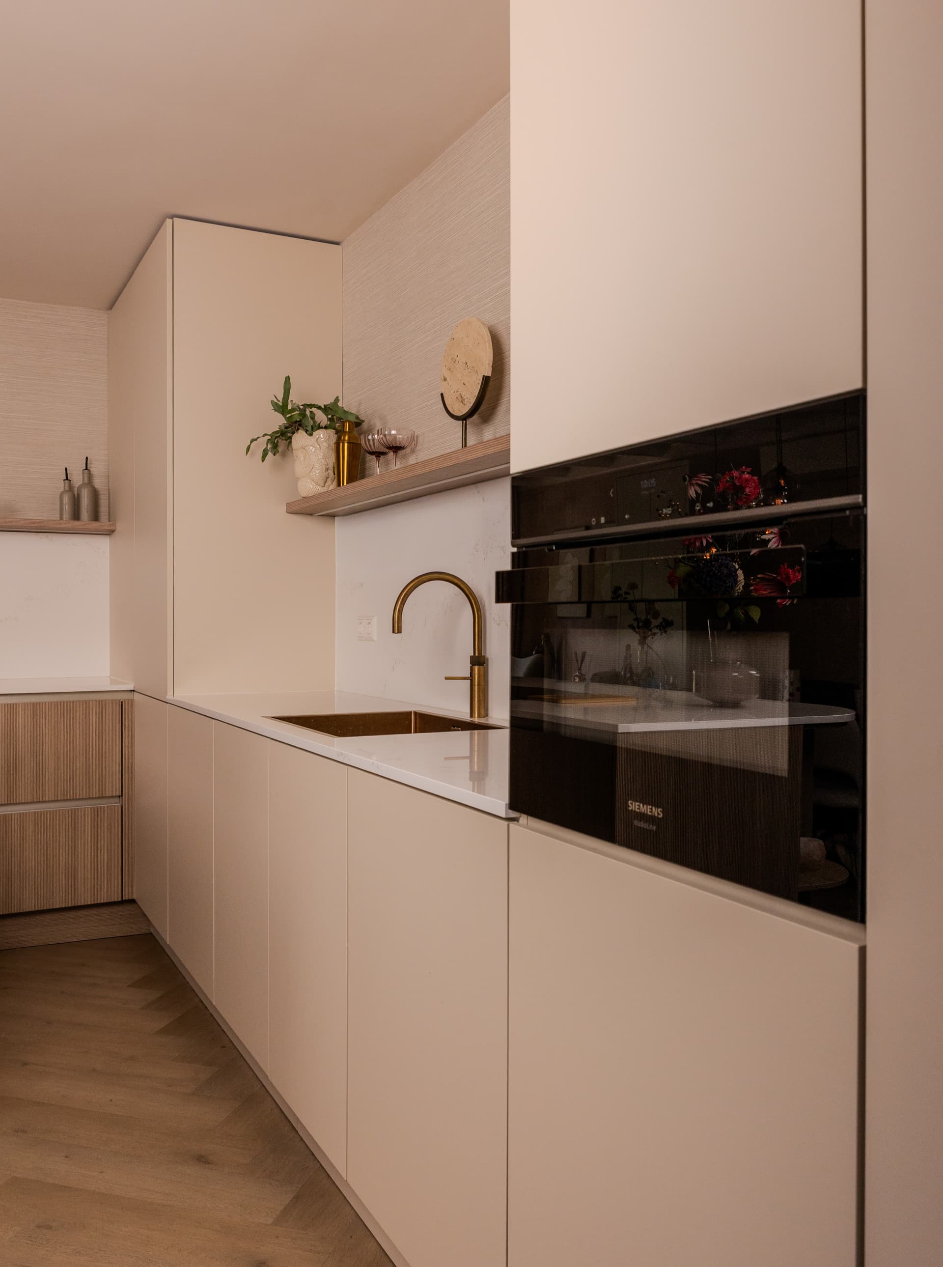 scandinavische-keuken2.jpg Beige keuken met hoge kasten en wandplank